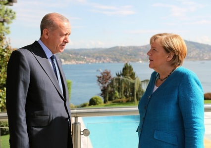 Cancelarul german Angela Merkel, în vizită în Turcia, i-a mulţumit lui Erdogan fără a omite criticile