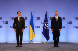 NATO pune în gardă Rusia împotriva oricărei ”acţiuni agresive” la frontiera cu Ucraina; Germania îndeamnă Moscova ”să dea dovadă de reţinere”