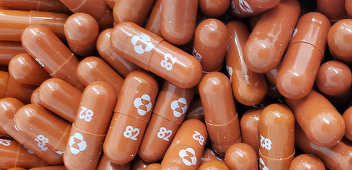 EMA aprobă folosirea în caz de urgenţă a comprimatelor împotriva covid-19 ale Merck şi anunţă că examinează pastila Pfizer în vederea unei autorizări tot în caz de urgenţă