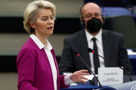 Comisia Europeană urmează să întocmească o ”listă neagră” cu societăţi de transport şi de voiaj complice la traficul de migranţi către Belarus, anunţă Ursula von der Leyen în plenul Parlamentului European