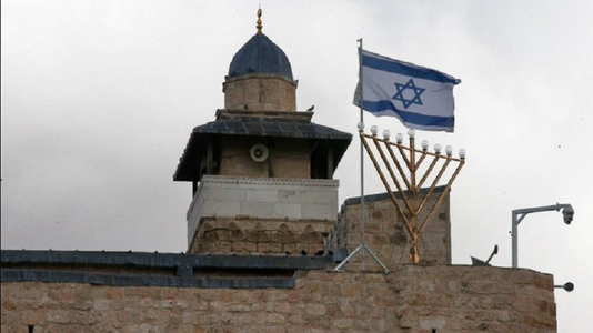 Preşedintele israelian Isaac Herzog anunţă că urmează să aprindă prima lumânare, de Hanuka, Cavoul Patriarhilor/Moscheea lui Ibrahim din Hebron, în Cisordania, şi înfurie Hamasul şi Partidul Meretz, anticolonizare