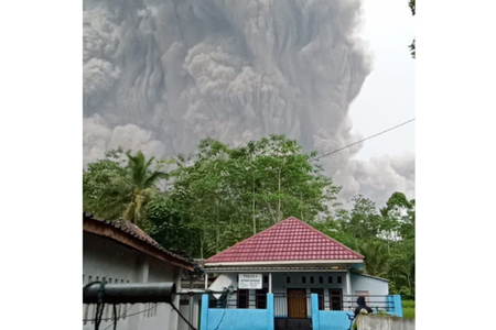 Indonezia - Localnici din insula Java, evacuaţi după ce un vulcan a erupt pentru a doua oară anul acesta - VIDEO