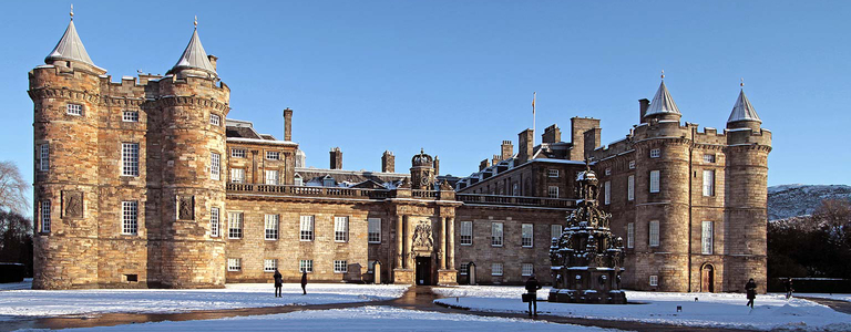 Palatul Holyroodhouse, reşedinţa oficială a reginei Elizabeth în Scoţia, a fost decorat pentru Crăciun. În Marea Galerie se află acum un brad de 4,5 metri - FOTO