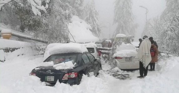Pakistan: Sute de persoane captive în maşinile lor din cauza ninsorilor abundente au fost salvate. Cel puţin 22 de persoane au murit, între care 10 copii