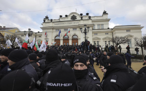 Răniţi la Sofia, în urma unor ciocniri între poliţie şi manifestanţi împotriva restricţiilor anticovid. Protestatarii încearcă să intre în sediul Parlamentului bulgar