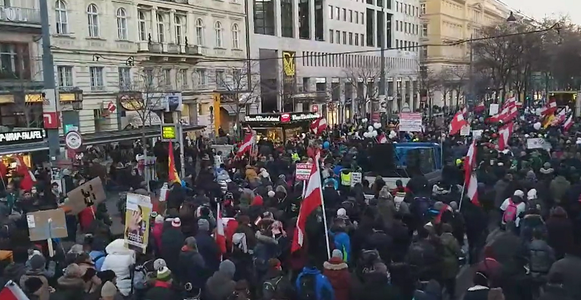 Mii de oameni au protestat la Viena faţă de planurile de introducere a obligativităţii vaccinării împotriva covid-19 - VIDEO