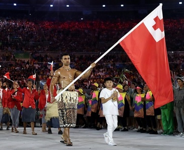 Pita Taufatofua, devenit celebru pentru prezenţele sale la ceremoniile JO, nu are nicio veste de la tatăl său de când Tonga a fost lovită de tsunami