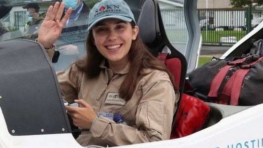 O adolescentă britanico-belgiană a devenit joi cea mai tânără femeie care a zburat singură în jurul lumii 