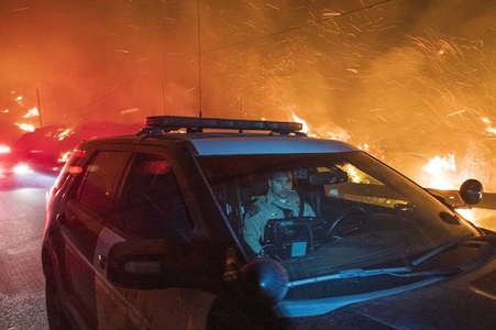 Un incendiu de vegetaţie din California a dus la evacuări de persoane şi închiderea unei autostrăzi