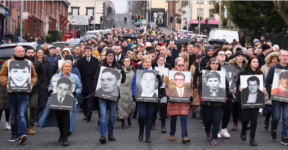 Derry comemorează cu inima grea o jumătate de secol de la ”Bloody Sunday”; Micheal Martin, primul premier irlandez care participă la comemorări
