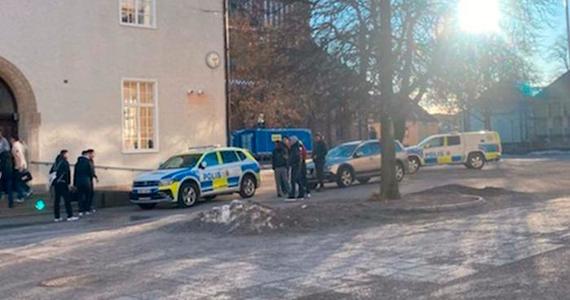 Suedia: Doi bărbaţi înarmaţi cu cuţite au furat computere în timpul unui curs la un liceu. Profesorii i-au urmărit pe cei doi indivizi