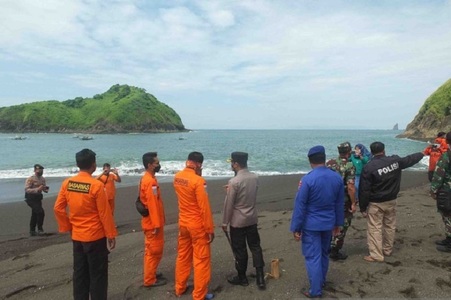 Cel puţin zece indonezieni au murit luaţi de valuri în timp ce meditau pe plajă