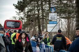 Regatul Unit refuză să primească refugiaţi ucraineni din calea invaziei ruse, dar se angajează luni să-şi relaxeze exigenţele în vederea primirii unor ucraineni a căror familie se află în regat