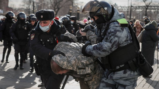 Peste 5.000 de manifestanţi împotriva invaziei Ucrainei, arestaţi în aproxmativ 60 de oraşe în Rusia