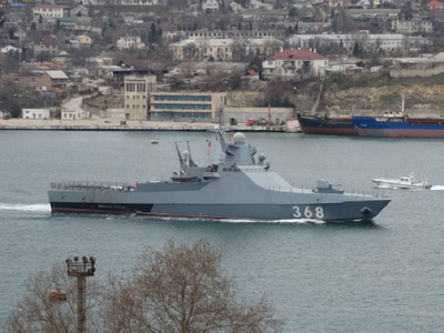 O navă rusă de patrulare ”invizibilă pe radar”, Vasili Bîkov, apare în Sevastopol, în Crimeea, după ce Marina ucraineană a anunţat că a scufundat-o de pe uscat cu armament nespecializat în lupta antinavă