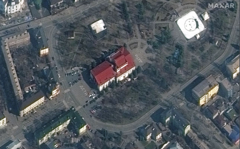 Cel puţin un rănit grav, dar nu morţi în bombardarea teatrului din Mariupol, anunţă Consiliul Municipal în primul său bilanţ provizoriu; ”până la 1.000 de persoane”, în principal ”femei, copii şi bătrâni” se ascundeau în clădire, precizează Consiliul