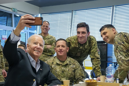 Biden a mâncat pizza cu soldaţii americani în Polonia şi le-a împărtăşit o poveste despre fiul său, Beau, care a murit: Tată, cu numele Biden, toată lumea crede că se întâmplă ceva