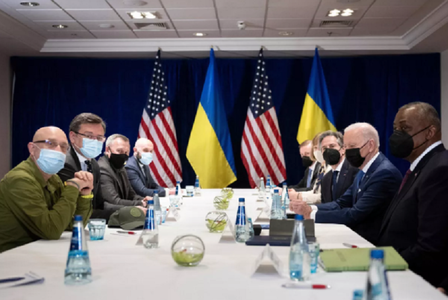 Biden se întâlneşte la Varşovia cu miniştrii ucraineni de Externe Dmitro Kuleba şi Apărării Oleksii Reznikov, împreună cu Blinken şi Austin