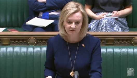 Liz Truss avertizează, în Parlamentul britanic, împotriva unor negocieri care să conducă la ”vinderea” Ucrainei şi cere un mecanism de reimpunere a sancţiunilor în cazul unei noi ”agresiuni” ruse