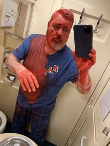 Dmitri Muratov, redactorul-şef al ziarului independent rus Novaya Gazeta şi laureat al Premiului Nobel pentru Pace, a fost atacat cu vopsea roşie în timp ce călătorea cu un tren în Rusia - FOTO