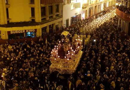 Spania: Procesiunea emblematică La Madrugá (”Zorii zilei”) din Sevilla a fost reluată după doi ani în care restricţiile anti-COVID au împiedicat organizarea evenimentului - VIDEO