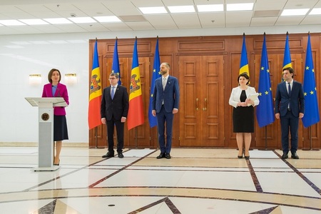 Republica Moldova a transmis prima parte a chestionarului de aderare la UE - Maia Sandu: Vom fi în siguranţă în familia Uniunii Europene / Natalia Gavriliţa: Vrem să aducem Europa la noi acasă - FOTO, VIDEO