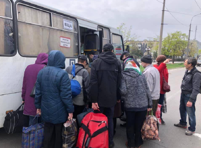 Un autobuz de evacuare cu 25 de persoane la bord a fost atacat de trupele ruse în Popasna, Lugansk