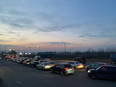 Aglomeraţie la graniţa dintre Polonia şi Ucraina, din cauza refugiaţilor care se întorc acasă