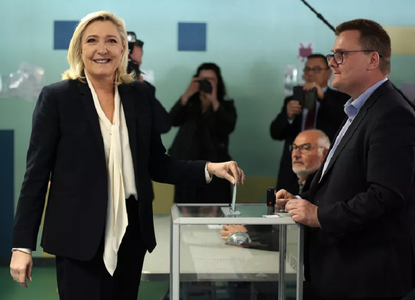 Marine Le Pen face o baie de mulţime şi votează în turul doi al alegerilor prezidenţiale în fieful său, la Hénin-Beaumont, în nordul Franţei