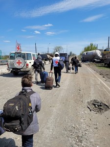 Comitetul Internaţional al Crucii Roşii anunţă că peste 100 de persoane evacuate din oţelăria Azovstal au ajuns în Zaporijie şi susţine că nu a organizat evacuările / Vereşciuk acuză Rusia că a schimbat acordurile, iar unii oamenii nu au putut pleca