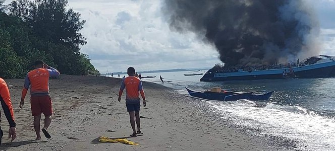 Filipine: Cel puţin şapte oameni au murit după ce feribotul în care se aflau a luat foc - VIDEO