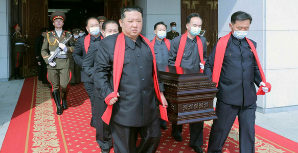 Kim Jong Un poartă sicriul fostului său mentor, mareşalul Hyon Chol Hae, la funeraliile acestuia - VIDEO