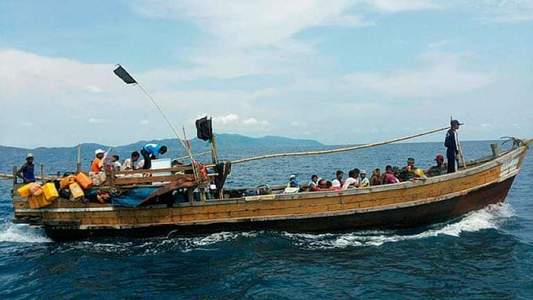 Zeci de refugiaţi ai minorităţii musulmane rohingya au fost găsiţi morţi sau daţi dispăruţi după ce o ambarcaţiune cu aproximativ 90 de persoane, inclusiv copii, s-a scufundat în largul coastei Myanmarului 