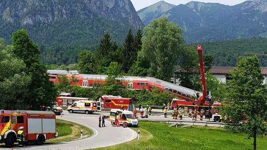 Germania: Un tren regional a deraiat în Garmisch-Partenkirchen, Bavaria, incident care s-a soldat cu cel puţin trei morţi şi mai multe persoane grav rănite