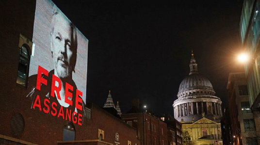 Ministrul britanic de Interne, Priti Patel, aprobă extrădarea lui Julian Assange în SUA