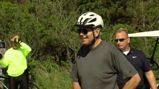 Joe Biden a căzut de pe bicicletă în timpul unei plimbări – VIDEO
