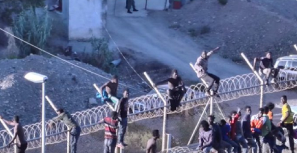 Aproximativ 400 de migranţi forţează intrarea în enclava spaniolă Melilla, din Maroc, în urma unei ciocniri de două ore cu ofiţerii de frontieră