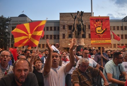Macedonia de Nord: Mii de persoane protestează în timp ce Parlamentul se pregăteşte să voteze acordul UE cu Bulgaria