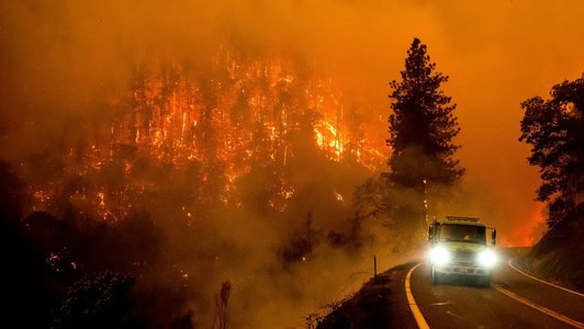Sute de pompieri din California se luptă cu incendiul McKinney, care se răspândeşte rapid în nordul statului