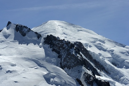 Cădere fatală a unui ghid şi a clientului său în masivul Mont-Blanc din Munţii Alpi