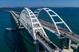 Ucraina ameninţă să distrugă podul care leagă Rusia şi Crimeea anexată