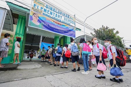 Filipine: Milioane de elevi se întorc la şcoală pentru prima dată după pandemia de Covid