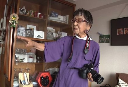 Tsuneko Sasamoto, prima femeie fotojurnalist din Japonia, a murit la vârsta de 107 ani. Un pahar de vin roşu în fiecare seară şi o tabletă de ciocolată, printre secretele longevităţii ei