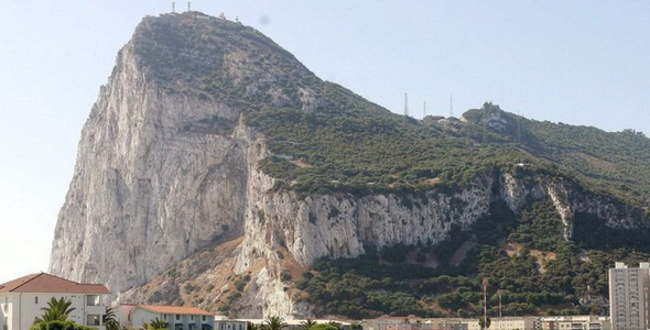 Gibraltar este oficial oraş, deşi i-a fost acordat acest statut în urmă cu 180 de ani de către regina Victoria