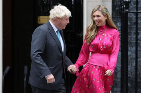 Boris şi Carrie Johnson se mută într-o casă pe care au cumpărat-o în sud-estul Londrei, în cartierul Herne Hill; Carrie a purtat, la discursul de adio al soţului său, o rochie fucsia de mătase care se vinde la reducere