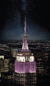 Moartea Reginei: Empire State Building luminată în violet şi argintiu; Chipul reginei, proiectat în Times Square