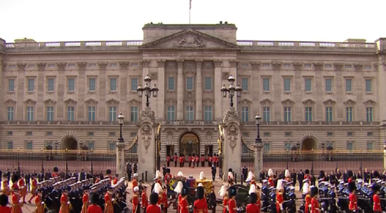 Personalul de la Palatul Buckingham îi aduce un ultim omagiu reginei Elizabeth a II-a