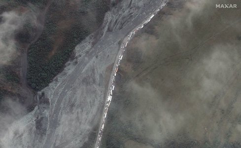 Cozi nesfârşite de maşini aşteaptă să treacă din Rusia în Georgia, potrivit imaginilor din satelit oferite de Maxar Technologies - VIDEO