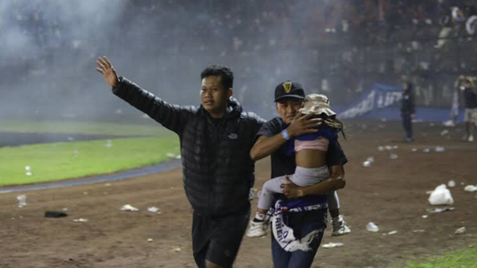 Cel puţin 32 de copii morţi în busculada pe stadion din Indonezia, soldată cu 125 de morţi, anunţă Guvernul