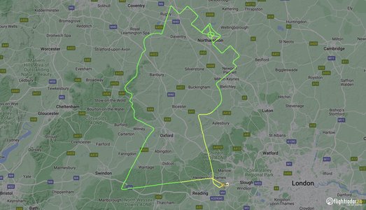 Omagiu inedit adus reginei Elizabeth în scop caritabil: O femeie pilot a format conturul profilului suveranei pe hartă printr-un zbor de două ore